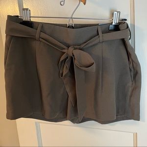 NWT Express Dark Green Tie Waist Shorts Size 4